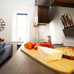 North Road By N And N Stays, Perfect For Contractor And Corporate Stays, Long Welcome, Free On Street Parking, Wifi, Near Gloucester Road Tatil Evi