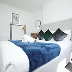 North Road By N And N Stays, Perfect For Contractor And Corporate Stays, Long Welcome, Free On Street Parking, Wifi, Near Gloucester Road Tatil Evi *
