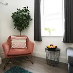 North Road By N And N Stays, Perfect For Contractor And Corporate Stays, Long Welcome, Free On Street Parking, Wifi, Near Gloucester Road Casa vacanze Bristol