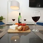 Tatil Evi North Road By N And N Stays, Perfect For Contractor And Corporate Stays, Long Welcome, Free On Street Parking, Wifi, Near Gloucester Road Bristol
