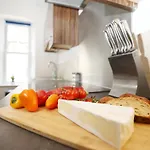 North Road By N And N Stays, Perfect For Contractor And Corporate Stays, Long Welcome, Free On Street Parking, Wifi, Near Gloucester Road Tatil Evi *