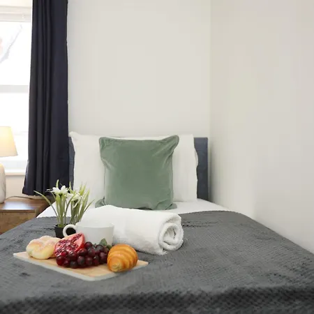 North Rd By N And N Ltd ,close To The Vibrant Gloucester Road, Great Location, Free On Street Parking And Free Off Street Parking Available Between 4pm And 9am Mon To Fri And Weekend Дом отдыха Бристоль