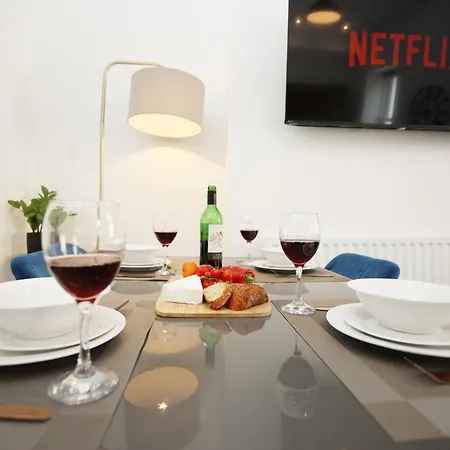 Nyaraló North Road By N And N Stays, Perfect For Contractor And Corporate Stays, Long Welcome, Free On Street Parking, Wifi, Near Gloucester Road Bristol