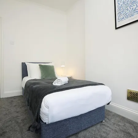 North Road By N And N Stays, Perfect For Contractor And Corporate Stays, Long Welcome, Free On Street Parking, Wifi, Near Gloucester Road
