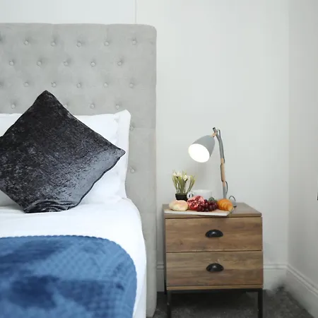 North Road By N And N Stays, Perfect For Contractor And Corporate Stays, Long Welcome, Free On Street Parking, Wifi, Near Gloucester Road Nyaraló *
