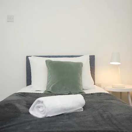 Nyaraló North Road By N And N Stays, Perfect For Contractor And Corporate Stays, Long Welcome, Free On Street Parking, Wifi, Near Gloucester Road Bristol