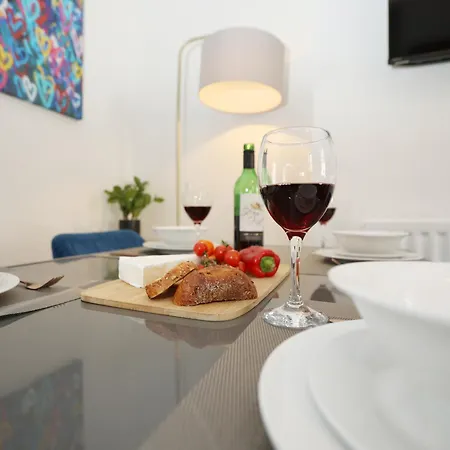 North Road By N And N Stays, Perfect For Contractor And Corporate Stays, Long Welcome, Free On Street Parking, Wifi, Near Gloucester Road Nyaraló