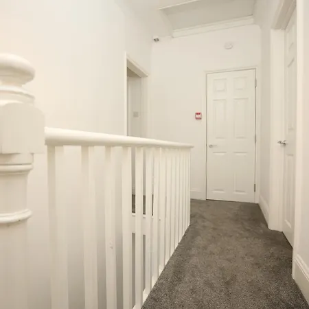 Dom wakacyjny North Road By N And N Contractor Accommodation, Long Stays, Near Gloucester Road *