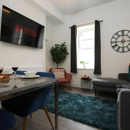North Road By N And N Stays, Perfect For Contractor And Corporate Stays, Long Welcome, Free On Street Parking, Wifi, Near Gloucester Road *