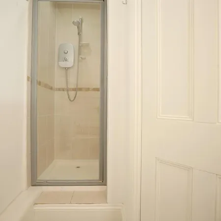 Nyaraló North Road By N And N Stays, Perfect For Contractor And Corporate Stays, Long Welcome, Free On Street Parking, Wifi, Near Gloucester Road