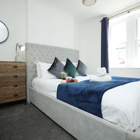 North Road By N And N Stays, Perfect For Contractor And Corporate Stays, Long Welcome, Free On Street Parking, Wifi, Near Gloucester Road Nyaraló