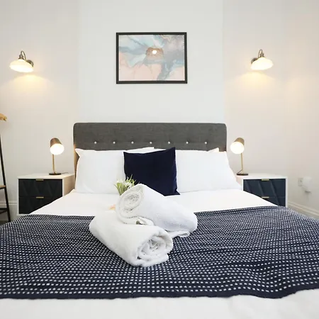 Nyaraló North Road By N And N Stays, Perfect For Contractor And Corporate Stays, Long Welcome, Free On Street Parking, Wifi, Near Gloucester Road *