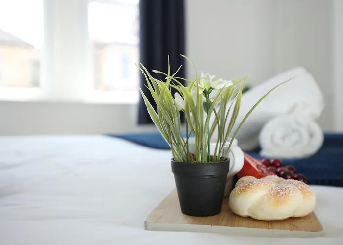 North Road By N And N Stays, Perfect For Contractor And Corporate Stays, Long Welcome, Free On Street Parking, Wifi, Near Gloucester Road *