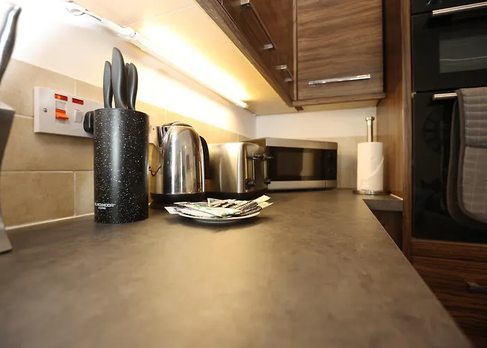 North Road By N And N Stays, Perfect For Contractor And Corporate Stays, Long Welcome, Free On Street Parking, Wifi, Near Gloucester Road Будинок відпочинку *