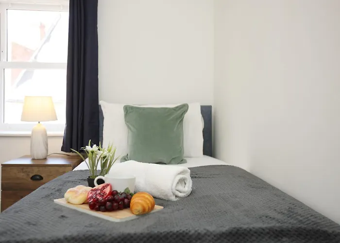 North Road By N And N Stays, Perfect For Contractor And Corporate Stays, Long Welcome, Free On Street Parking, Wifi, Near Gloucester Road Будинок відпочинку Бристоль