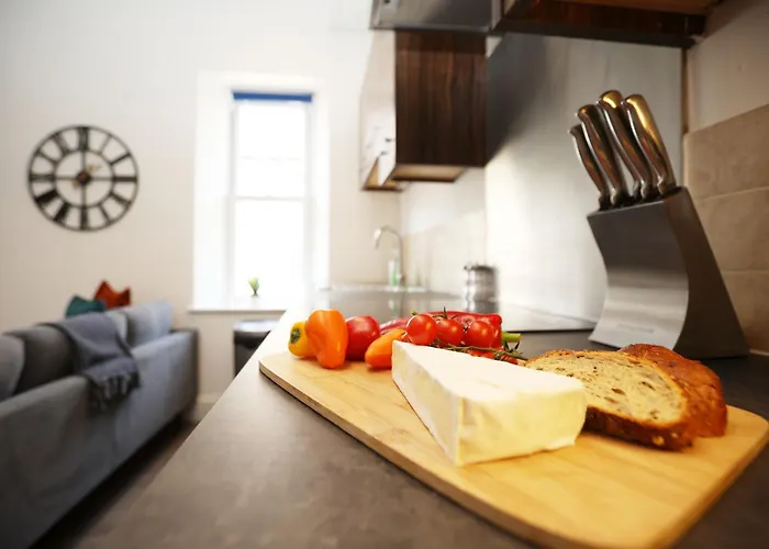 North Road By N And N Stays, Perfect For Contractor And Corporate Stays, Long Welcome, Free On Street Parking, Wifi, Near Gloucester Road Будинок відпочинку