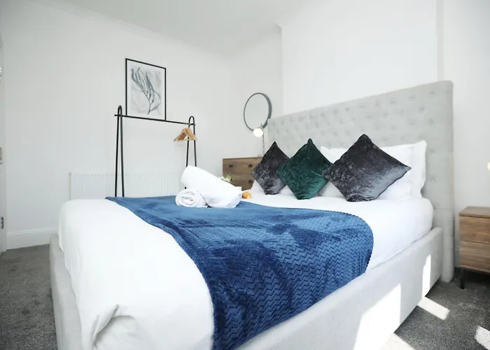 North Road By N And N Stays, Perfect For Contractor And Corporate Stays, Long Welcome, Free On Street Parking, Wifi, Near Gloucester Road Будинок відпочинку *