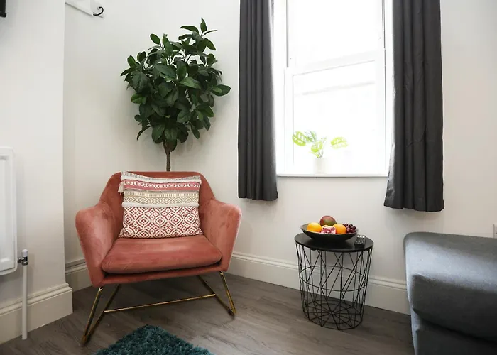 North Road By N And N Stays, Perfect For Contractor And Corporate Stays, Long Welcome, Free On Street Parking, Wifi, Near Gloucester Road Будинок відпочинку Бристоль