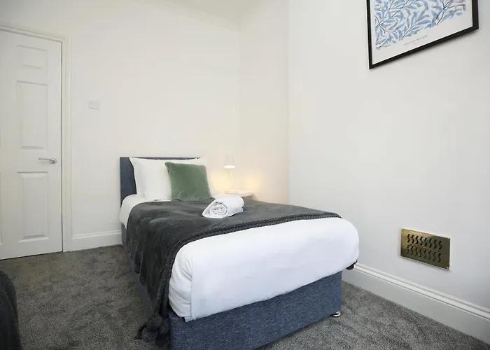 North Road By N And N Stays, Perfect For Contractor And Corporate Stays, Long Welcome, Free On Street Parking, Wifi, Near Gloucester Road