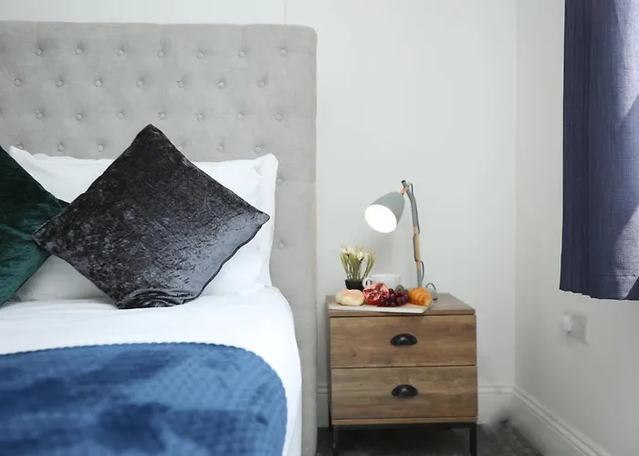 North Road By N And N Stays, Perfect For Contractor And Corporate Stays, Long Welcome, Free On Street Parking, Wifi, Near Gloucester Road Будинок відпочинку *