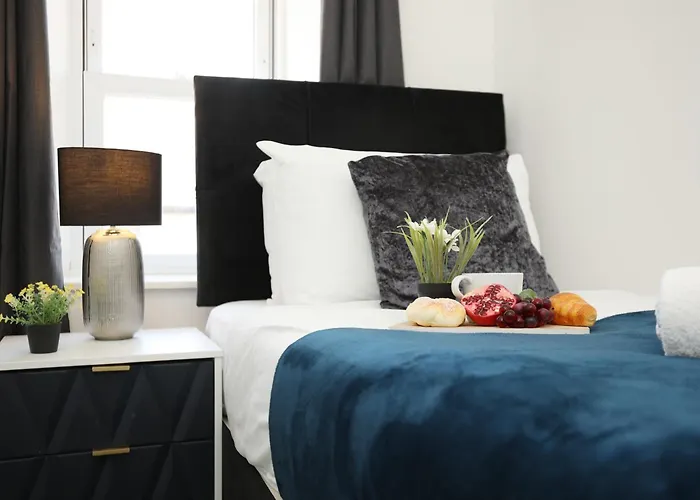North Road By N And N Stays, Perfect For Contractor And Corporate Stays, Long Welcome, Free On Street Parking, Wifi, Near Gloucester Road * Bristol