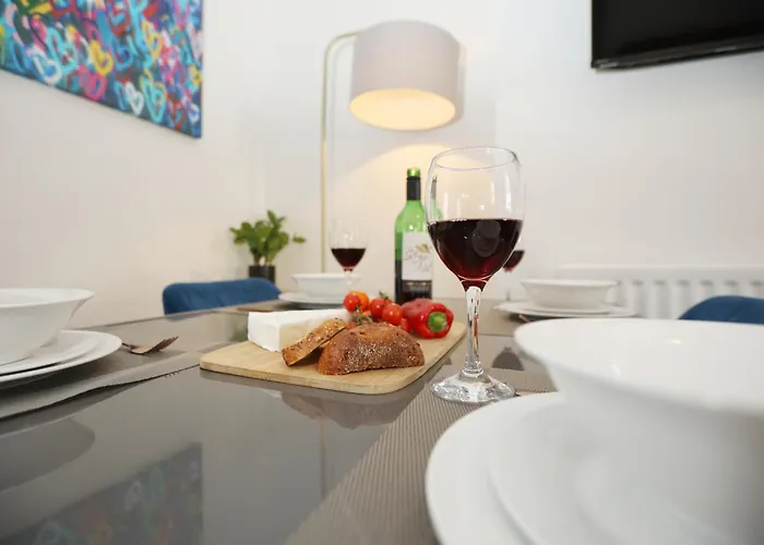 North Road By N And N Stays, Perfect For Contractor And Corporate Stays, Long Welcome, Free On Street Parking, Wifi, Near Gloucester Road Будинок відпочинку