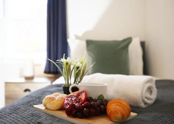 North Road By N And N Stays, Perfect For Contractor And Corporate Stays, Long Welcome, Free On Street Parking, Wifi, Near Gloucester Road Будинок відпочинку *