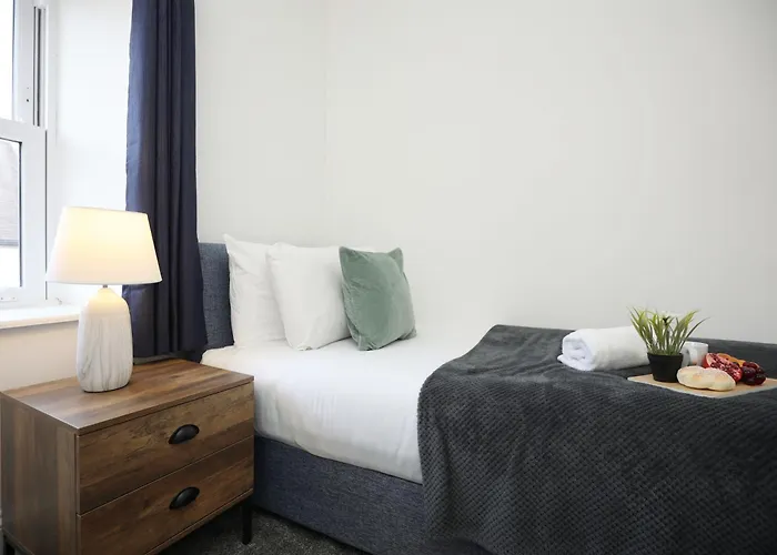 North Road By N And N Stays, Perfect For Contractor And Corporate Stays, Long Welcome, Free On Street Parking, Wifi, Near Gloucester Road