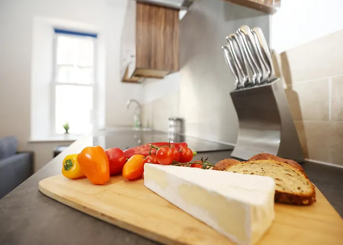 North Road By N And N Stays, Perfect For Contractor And Corporate Stays, Long Welcome, Free On Street Parking, Wifi, Near Gloucester Road Будинок відпочинку *