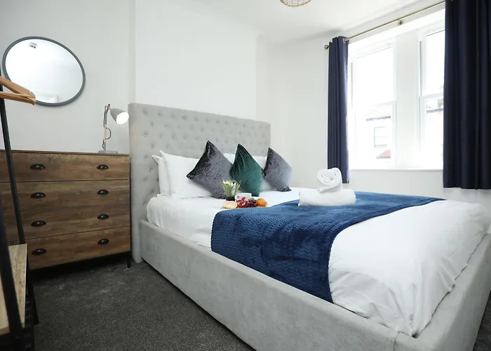 North Road By N And N Stays, Perfect For Contractor And Corporate Stays, Long Welcome, Free On Street Parking, Wifi, Near Gloucester Road Будинок відпочинку